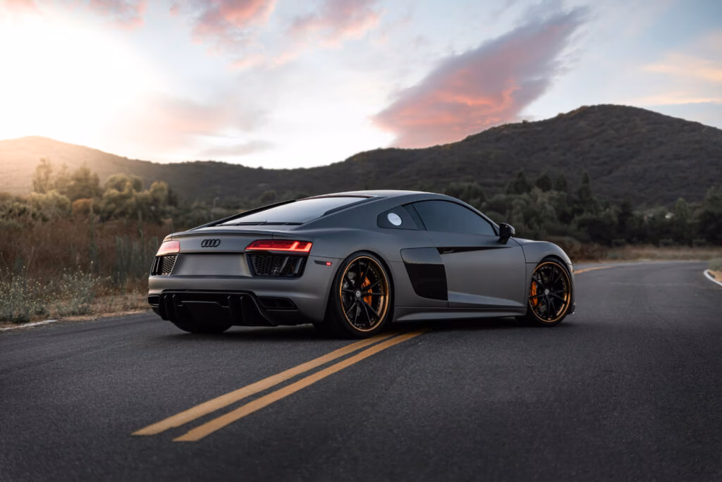 Audi Rennauto quer auf Straße – Wagenthaler Performance