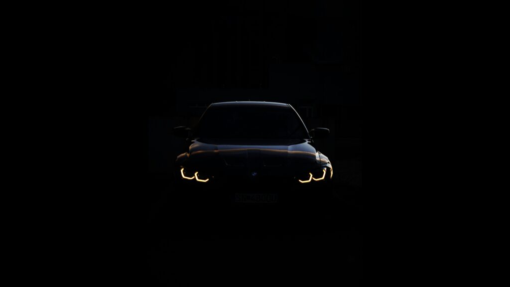 BMW schwarz im Dunkeln, nur Lichter leuchtend – Wagenthaler Performance
