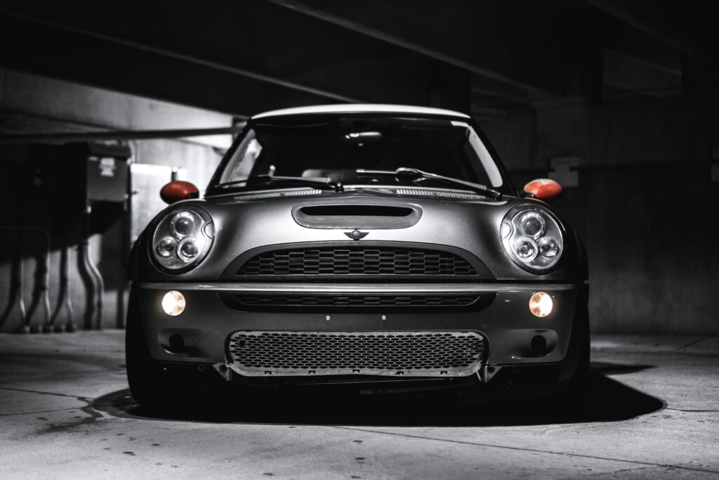 Grauer MINI in Tiefgarage im diffusen Licht fotografiert – Wagenthaler Performance