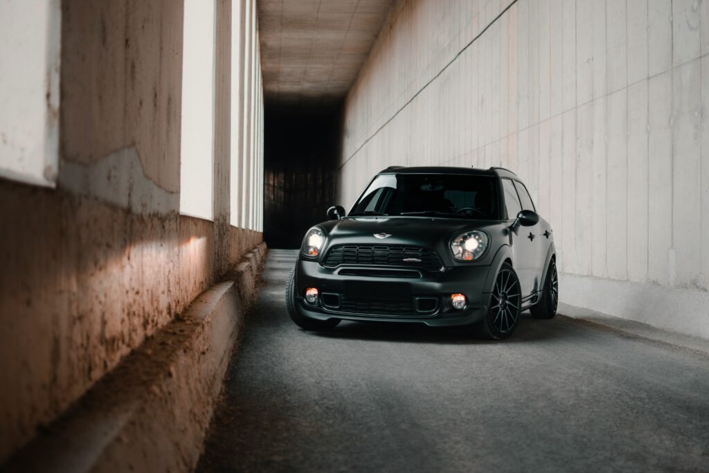 Schwarzer MINI in Unterführung fotografiert – Wagenthaler Performance