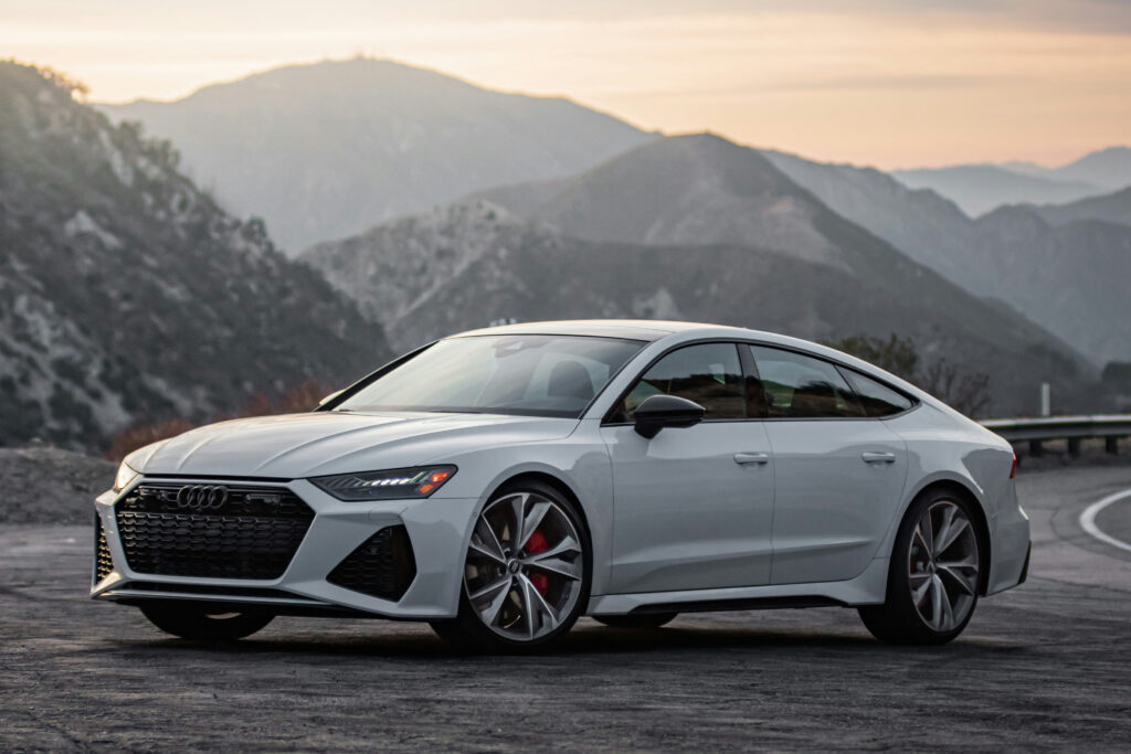 Weißer Audi vor grauem Sonnenuntergang auf Passstraße – Wagenthaler Performance