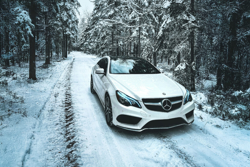 Weisser mercedes fotografiert in schnee landschaft