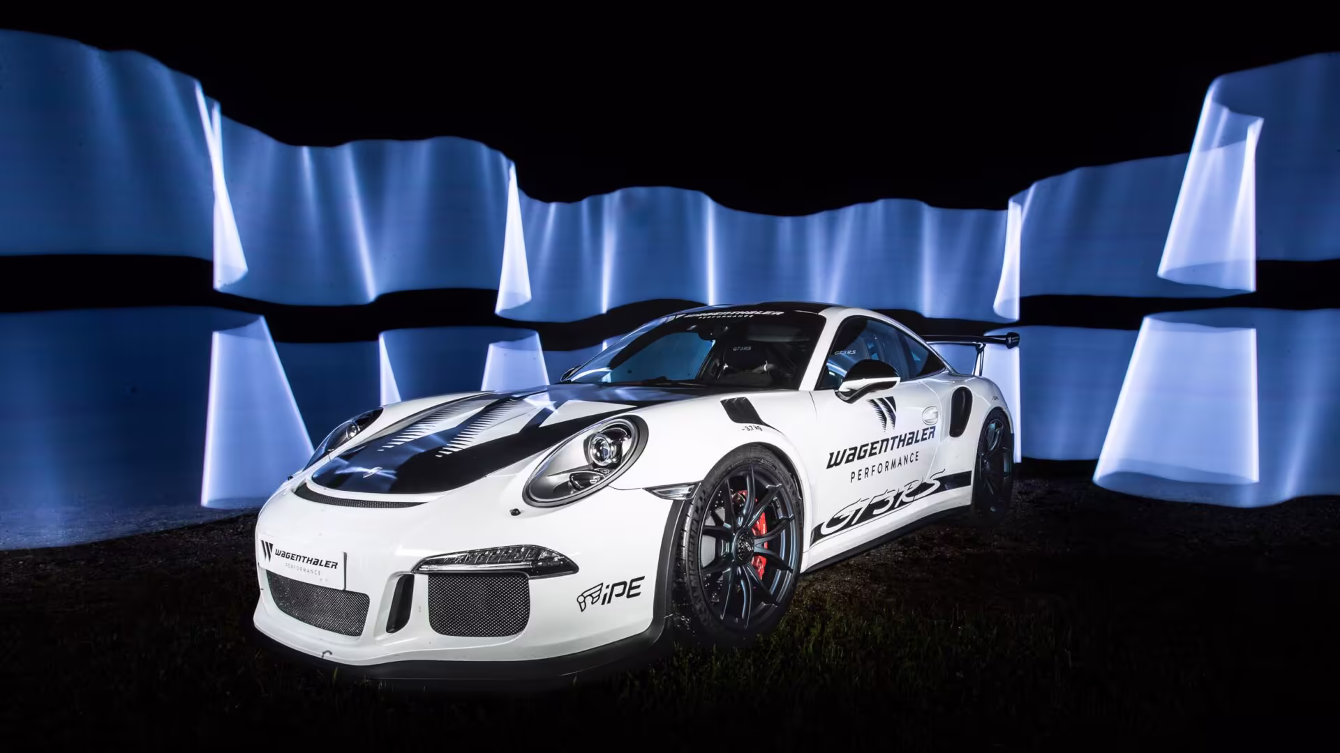Porsche weiss langzeitbelichtung fotografiert vor neonwand von florian breitenberger