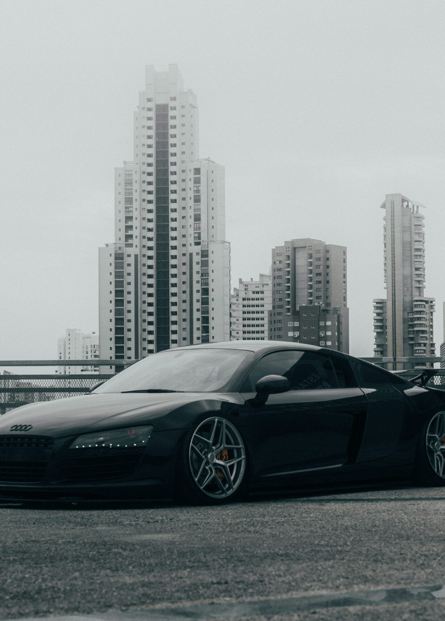 Schwarzer Audi vor Werkstatt – Audi Spezialwerkstatt bei München