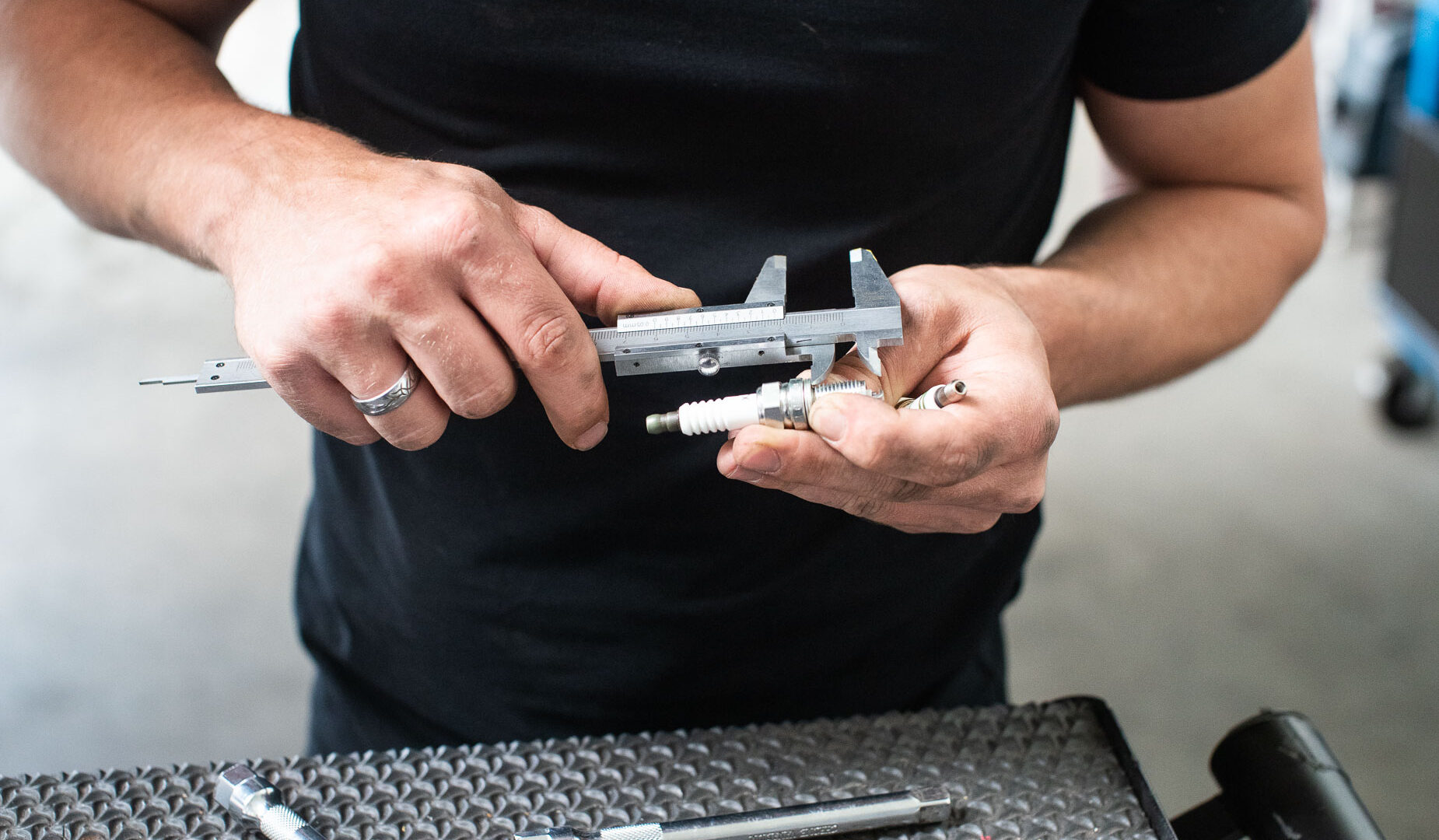 Kai Wagenthaler bei der Arbeit an einem Fahrzeug