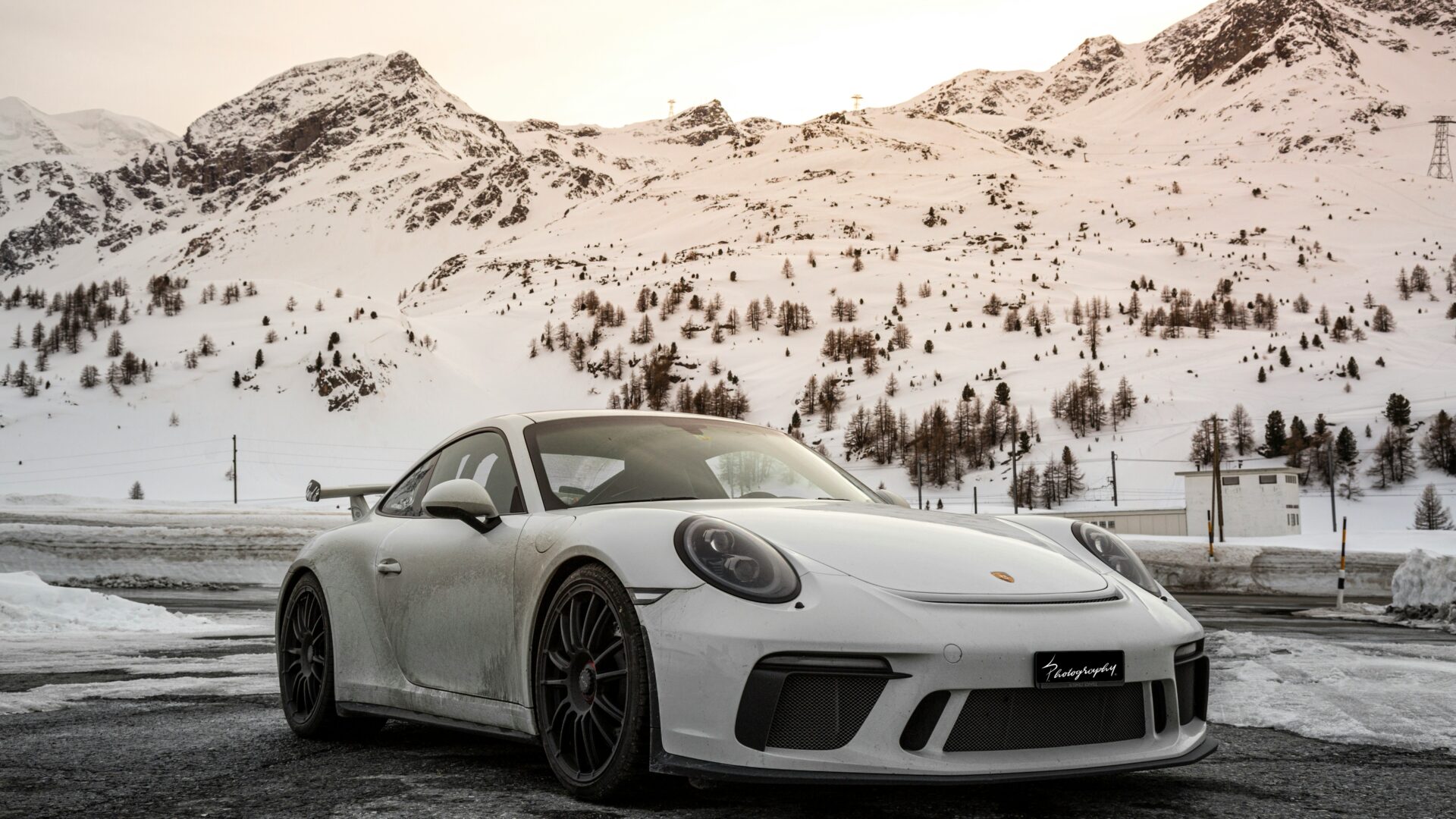 Schwarzer Porsche vor Werkstatt im Profil – Porsche Spezialwerkstatt München